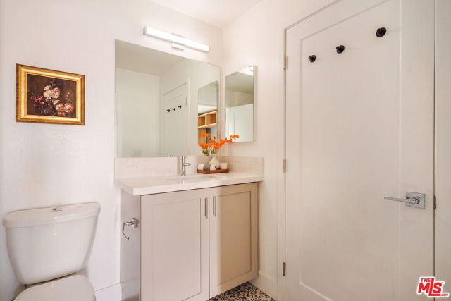 2911 Exposition Place, 1 photo 6