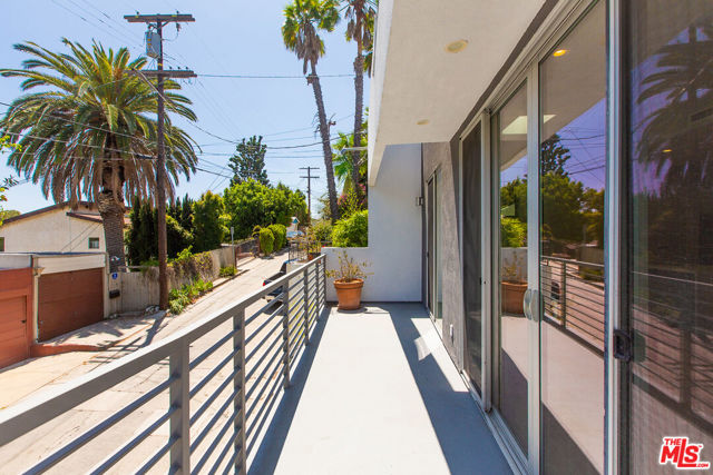 3907 De Longpre Avenue, Los Angeles CA: https://media.crmls.org/mediaz/17137b20-4656-4d48-b9be-6c85eb0ae99e.jpg