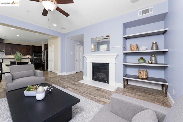 1604 Coventry Dr, Oakley CA: https://media.crmls.org/mediaz/171389e6-66fe-4ede-b271-9a8121afc577.jpg