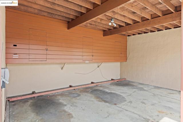 3802 Shafter Ave, Oakland CA: https://media.crmls.org/mediaz/1713fb32-041a-47f3-be22-23239552bf71.jpg