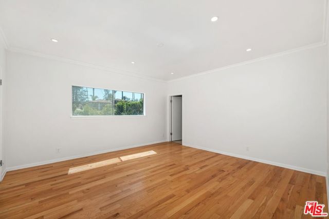 517 N Elm Drive, Beverly Hills CA: https://media.crmls.org/mediaz/17141b96-cc06-4bce-ad2b-0373459eb7b6.jpg