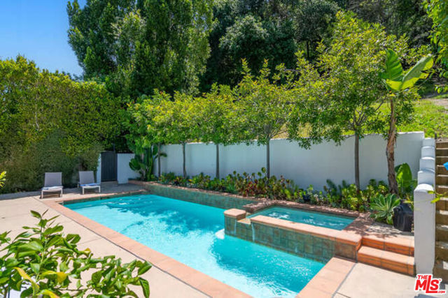 14318 Valley Vista Boulevard, Sherman Oaks CA: https://media.crmls.org/mediaz/17148431-40dd-4ff9-afe3-4c20c97f41c6.jpg