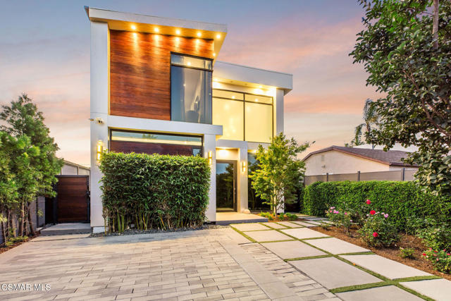 829 Flower Avenue, Venice CA: https://media.crmls.org/mediaz/1715a844-63ac-435b-964e-94e3c9d917c3.jpg