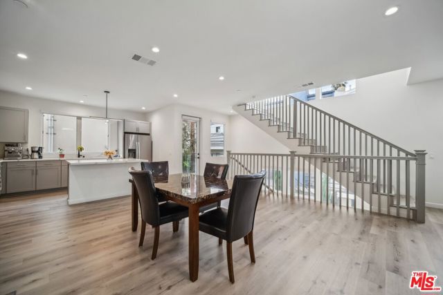 11821 W Holly Way, Valley Village CA: https://media.crmls.org/mediaz/1715ef67-f2da-490a-bd6e-32d94cb7c9c9.jpg