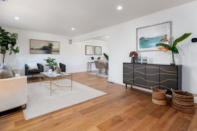 310 Trestle Glen Ct, Walnut Creek CA: https://media.crmls.org/mediaz/171625f6-c9e2-49c6-8441-59233f88900c.jpg