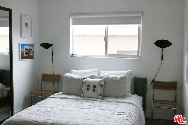531 Venice Way, Venice CA: https://media.crmls.org/mediaz/171637cd-3e71-42f2-95df-b8f1bfbc1949.jpg