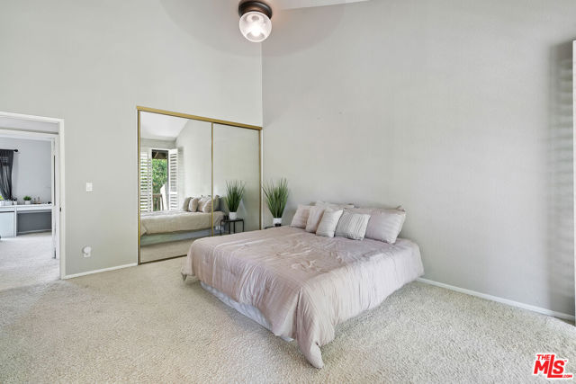 5757 Owensmouth Avenue, Woodland Hills CA: https://media.crmls.org/mediaz/171659ba-468a-4ed4-8ba6-436e546fe63e.jpg