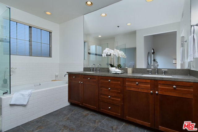 5350 Playa Vista Drive, Playa Vista CA: https://media.crmls.org/mediaz/17175443-a049-4089-b591-7ab26f778e88.jpg