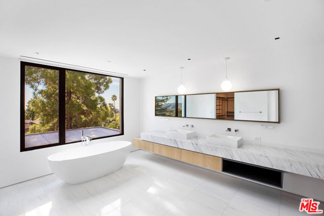 1448 STRADELLA Road, Los Angeles CA: https://media.crmls.org/mediaz/171776b4-c7fd-43b1-9c0b-37b0c8ceb6bf.jpg
