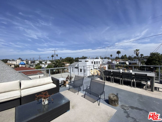 531 Venice Way, Venice CA: https://media.crmls.org/mediaz/1717faa4-11b4-4cc7-996f-d86dc23d3aab.jpg