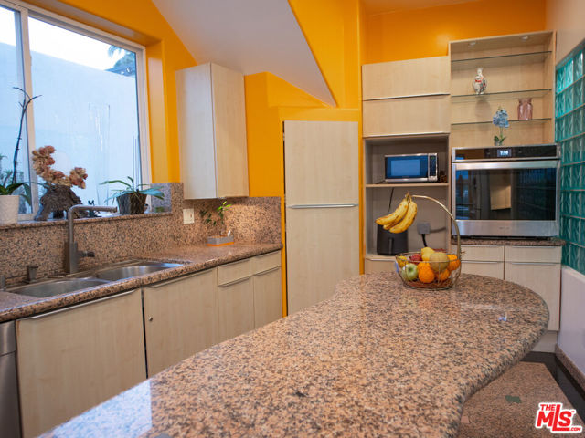 3971 Fredonia Drive, Los Angeles CA: https://media.crmls.org/mediaz/1718083a-9e08-4ffe-84b5-caf42cdd859a.jpg