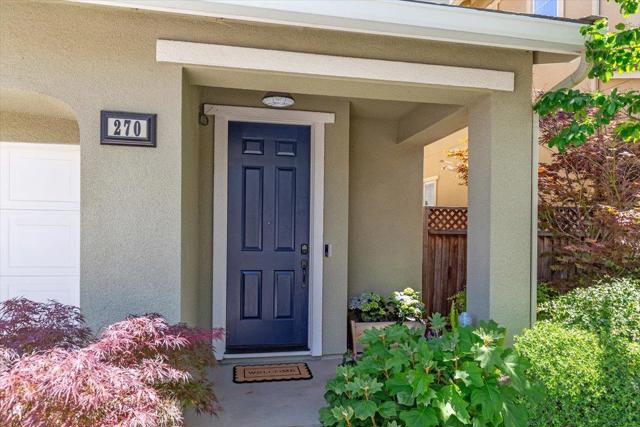 270 Robin Place, Gilroy CA: https://media.crmls.org/mediaz/17197183-2780-4609-bf6c-214369193753.jpg