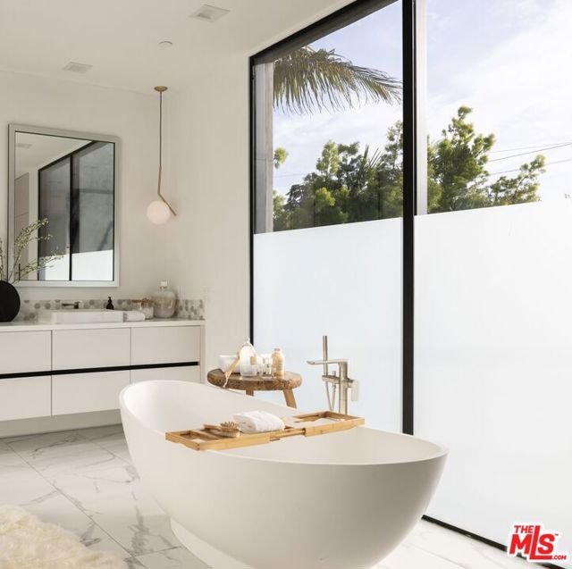 633 N Crescent Heights Boulevard, Los Angeles CA: https://media.crmls.org/mediaz/171979e5-6e48-40bf-bdf7-0eb2a55f0662.jpg