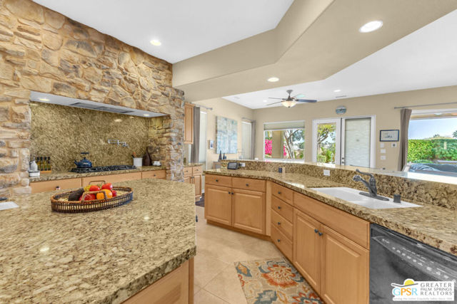 41728 Via Treviso, Palm Desert CA: https://media.crmls.org/mediaz/17197e9d-3ab1-42cb-a886-f00463beafef.jpg