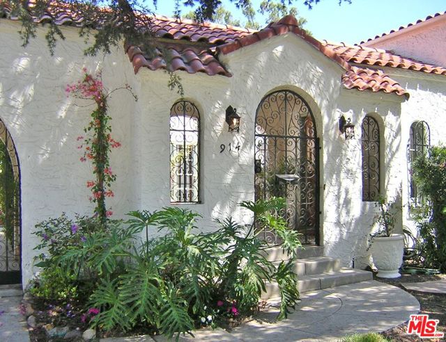 914 S Burnside Avenue, Los Angeles CA: https://media.crmls.org/mediaz/171a7fee-f0c4-40ed-8253-eac7c4f918d5.jpg