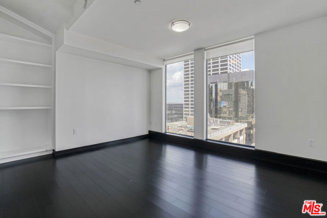 655 S Hope Street, Los Angeles CA: https://media.crmls.org/mediaz/171c1959-a2a2-4d4d-a43a-13199a43d70b.jpg
