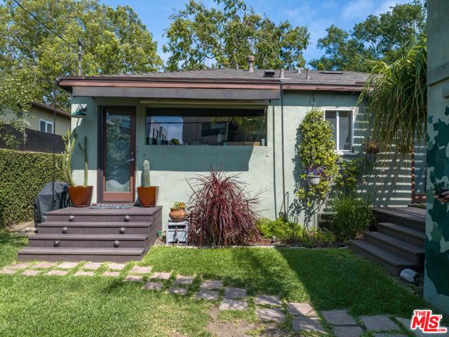 10739 Jefferson Boulevard, Culver City CA: https://media.crmls.org/mediaz/171c2db6-592a-4a86-90ea-116bdb305c67.jpg