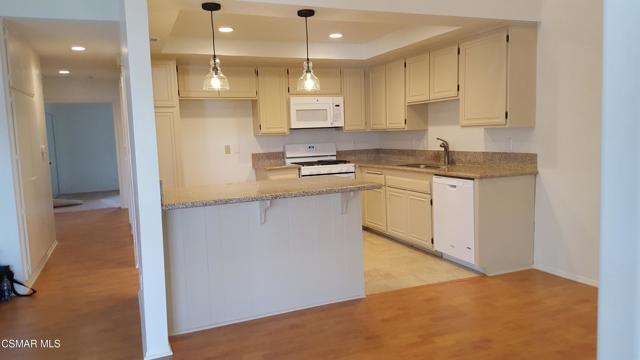 1917 Galway Lane, Newbury Park CA: https://media.crmls.org/mediaz/171c801b-5b6c-4af8-9a06-5c625071cc78.jpg