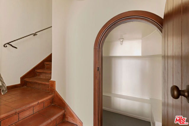6856 Los Altos Place, Los Angeles CA: https://media.crmls.org/mediaz/171d93a3-94af-4e9b-a622-8e05d6a671b0.jpg