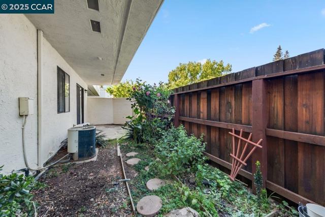 5050 Valley Crest Dr, Concord CA: https://media.crmls.org/mediaz/171dc514-4bab-4b77-af4c-c015f7e17477.jpg