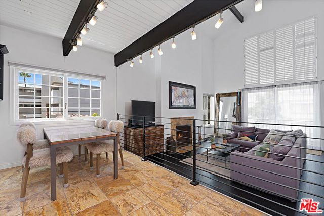 20 1/2 NORTHSTAR Street, Marina del Rey CA: https://media.crmls.org/mediaz/171eacb2-c9c4-4843-b62b-bd3658ad9744.jpg