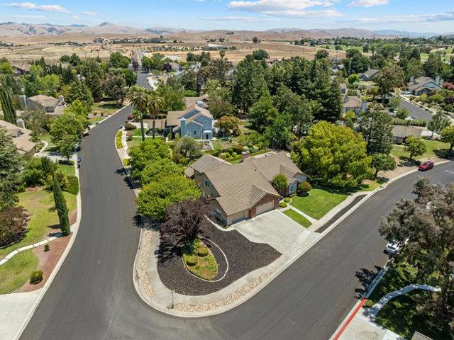 120 Tierra Del Sol, Hollister CA: https://media.crmls.org/mediaz/171f159e-ade1-4d6d-8009-eaa1247c3d42.jpg