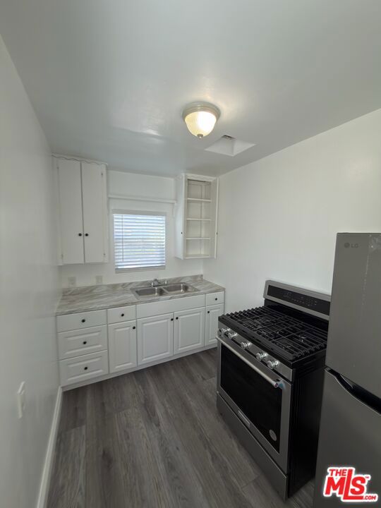 4277 Colbath Avenue photo 9