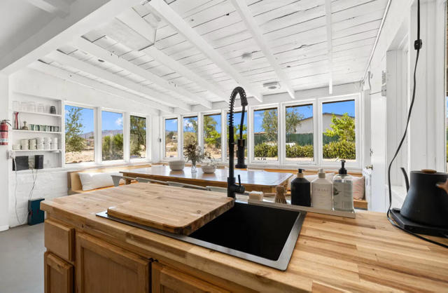 7657 N Star Avenue, 29 Palms CA: https://media.crmls.org/mediaz/17205351-4375-40f6-8cce-747e2c3ab7ff.jpg