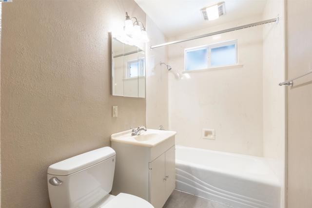 14510 Locust St, San Leandro CA: https://media.crmls.org/mediaz/1720afce-72c0-416f-9238-df5ae86fa658.jpg