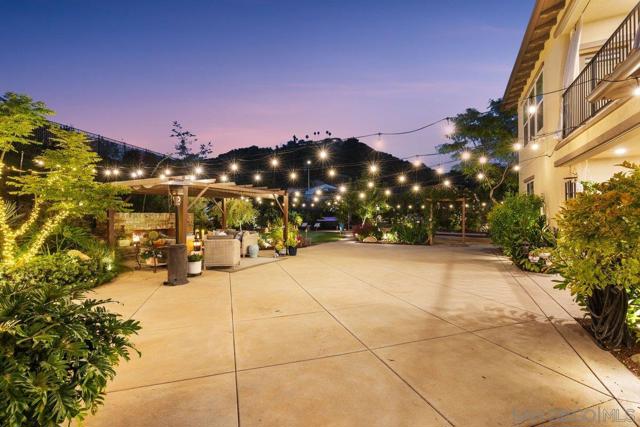 1217 Stockton Pl, Escondido CA: https://media.crmls.org/mediaz/1721f11d-42a6-47b3-bf61-e775395b25f1.jpg