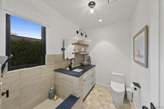 4223 Middlesex Dr, San Diego CA: https://media.crmls.org/mediaz/17227437-77c6-49fc-8dd4-6f7e4a4c0f17.jpg