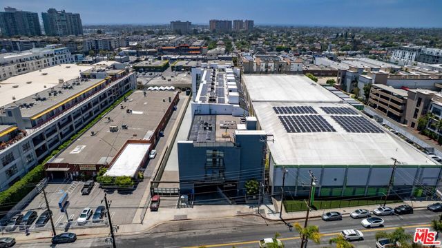 4115 Glencoe Avenue, Marina del Rey CA: https://media.crmls.org/mediaz/1722fec5-e95d-4cf4-adca-91275248bd42.jpg