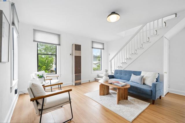 1572 Lincoln Ave, Alameda CA: https://media.crmls.org/mediaz/1723955c-96e8-44bf-b52d-d5ac6393779e.jpg