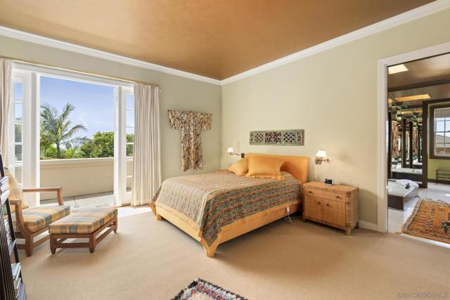 7612 Hillside Dr, La Jolla CA: https://media.crmls.org/mediaz/1723a9a6-1ea3-4bf4-b416-24e10a751581.jpg