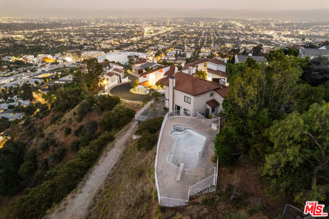 1842 N Crescent Heights Boulevard, Los Angeles CA: https://media.crmls.org/mediaz/1723ec90-dbf0-4d4d-89b1-7ee66a6c4b8a.jpg