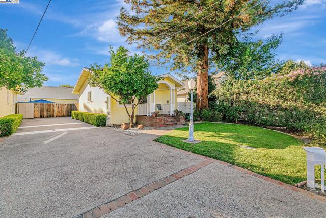 337 I St, Fremont CA: https://media.crmls.org/mediaz/17241781-466f-40f7-9923-8d7bd34f1fd9.jpg