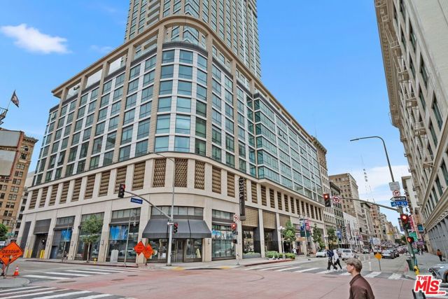 400 S Broadway, Los Angeles CA: https://media.crmls.org/mediaz/17243a5a-dda2-4468-9252-9813d53078a1.jpg