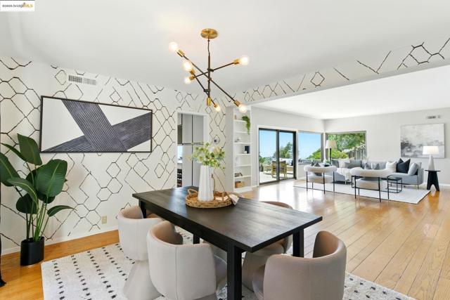 25 Holyrood Manor, Oakland CA: https://media.crmls.org/mediaz/1724a703-f49c-4d42-bf07-31f493a87a0b.jpg
