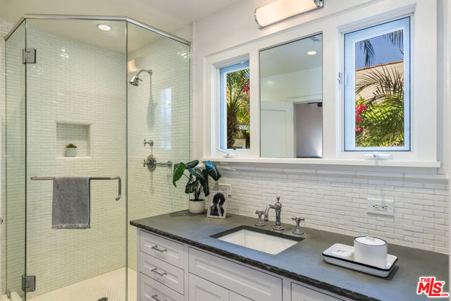 7361 Oakwood Avenue, Los Angeles CA: https://media.crmls.org/mediaz/17260240-4b0a-4440-8629-fd81a60df095.jpg