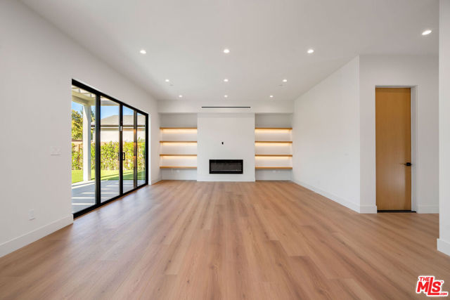 5660 Winnetka Avenue, Woodland Hills CA: https://media.crmls.org/mediaz/17265cfb-ebd5-4632-8f4b-e401b471042b.jpg