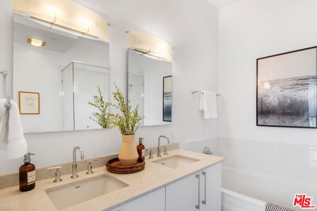 4151 Redwood Avenue, Los Angeles CA: https://media.crmls.org/mediaz/17271c83-c2e9-49be-ac37-af605db5fedc.jpg