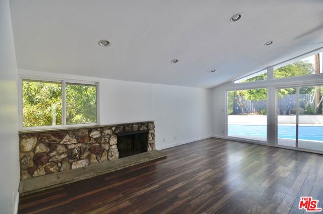 9342 Debra Avenue, North Hills CA: https://media.crmls.org/mediaz/17275c26-9cdd-445f-85de-3995ba94b64e.jpg