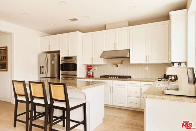 24229 La Montura Drive, Valencia CA: https://media.crmls.org/mediaz/172766dd-9831-4556-90ef-6eb822d37a92.jpg