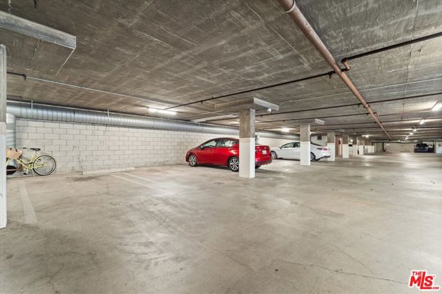 2222 N Beachwood Drive, Los Angeles CA: https://media.crmls.org/mediaz/17282351-c555-48ea-a636-01a5abb3c4f7.jpg