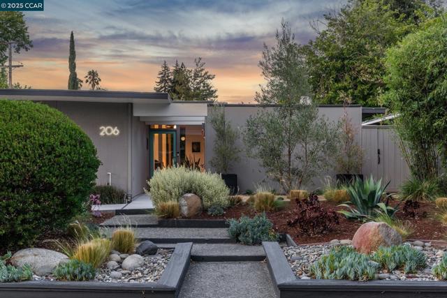 206 Santa Fe Dr, Walnut Creek CA: https://media.crmls.org/mediaz/17282dfe-d767-475e-962b-b7c1777354ab.jpg