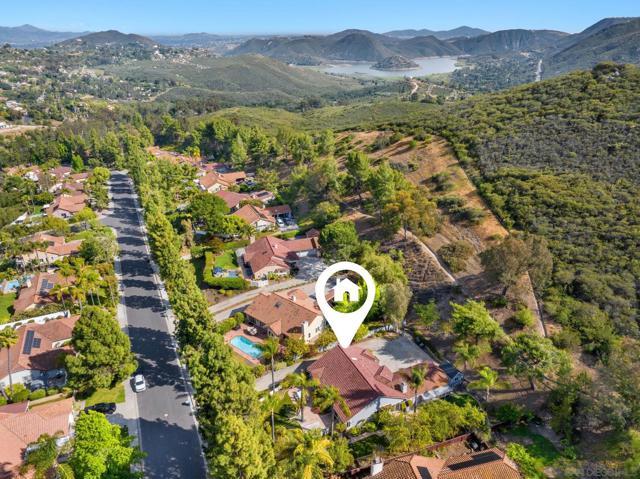 2241 Willowbrook St, Escondido CA: https://media.crmls.org/mediaz/17296693-554f-4391-a864-fc810d00c6e0.jpg
