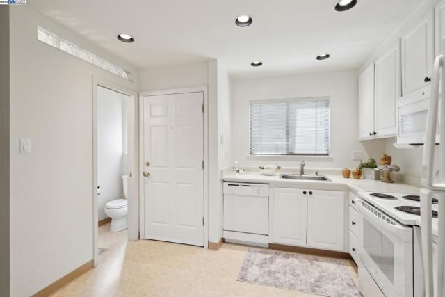 8985 Alcosta Blvd, San Ramon CA: https://media.crmls.org/mediaz/172a5e24-a6a2-4b13-85e1-143454ba7559.jpg