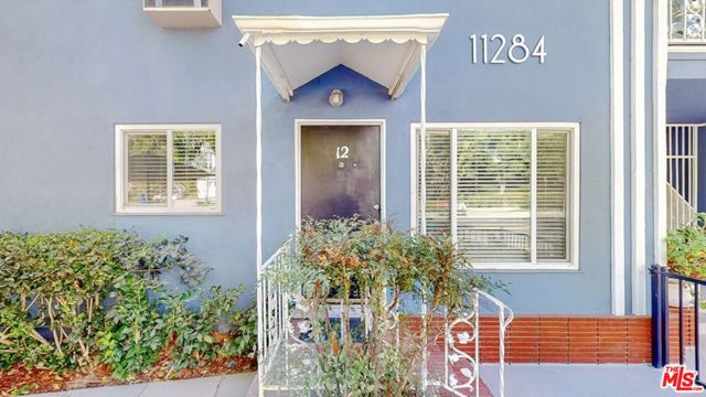 11284 Montana Avenue, Los Angeles CA: https://media.crmls.org/mediaz/172a8707-ef6e-4188-be60-61d036c555dc.jpg