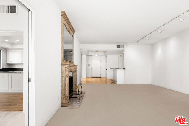 4454 Ventura Canyon Avenue, Sherman Oaks CA: https://media.crmls.org/mediaz/172ab138-24ab-4735-af45-aece4c3b944a.jpg