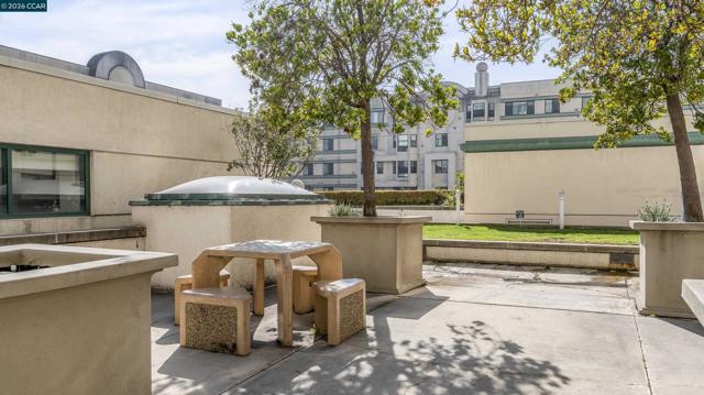 988 Franklin St, Oakland CA: https://media.crmls.org/mediaz/172ae6b4-e68c-4b06-987e-ade59fb4c6a5.jpg